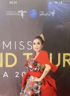 Angel Larasati - Transsexual escort in Jakarta Photo 8 of 9