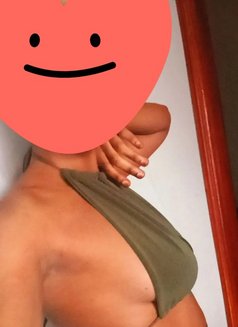 Angel - puta in Kampala Photo 2 of 6