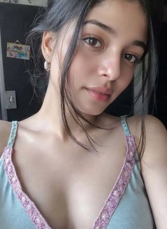 Angela - escort in Şalālah Photo 1 of 5