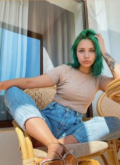 Angela - puta in Dubai Photo 4 of 5