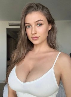 Angela - masseuse in Tirana Photo 4 of 7