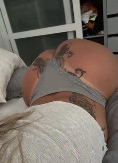 Angela - escort in Al Manama Photo 2 of 5