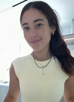 Angie - puta in İstanbul Photo 1 of 6