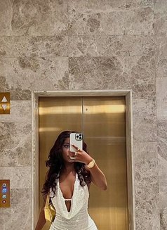 Angie - escort in Kilimani Photo 1 of 2