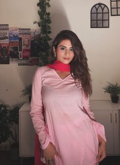 Anika - puta in Dubai Photo 1 of 6