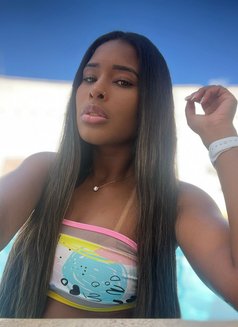 Anita - puta in Dubai Photo 2 of 8