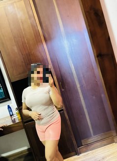 Anjalee - puta in Dubai Photo 2 of 3