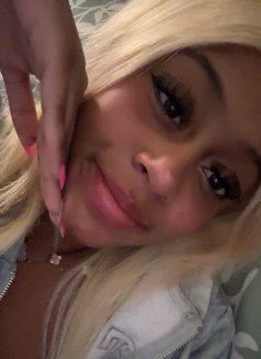 Anna - escort in Tokyo Photo 2 of 4