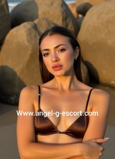 Anna - escort in Beirut Photo 4 of 5