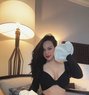 Anna Von Klinski - puta in Abu Dhabi Photo 7 of 9