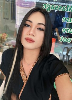 Annie - masseuse in Bangkok Photo 2 of 2