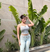 Annu Sharma - puta in Sharjah