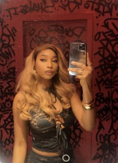 Anthonia - puta in Dubai Photo 1 of 3