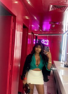 Anthonia - puta in Dubai Photo 2 of 3