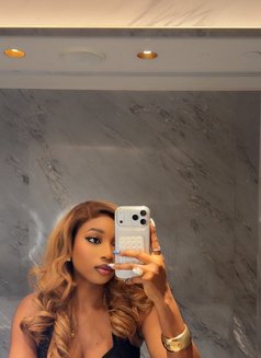 Anthonia - puta in Dubai Photo 3 of 3