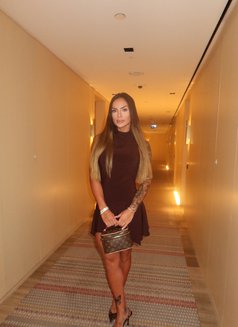 Antonelle - puta in Dubai Photo 2 of 9