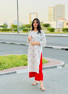 Anu Young Indian - puta in Dubai Photo 1 of 10