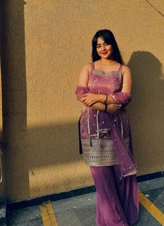 Anupama - puta in Surat Photo 1 of 2