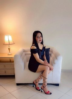 Anushka - puta in Dubai Photo 3 of 5