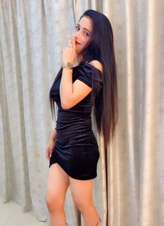 Anushka - puta in Dubai Photo 4 of 5