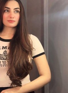 Anushka - puta in Dubai Photo 2 of 7