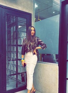 Anushka - puta in Dubai Photo 3 of 7