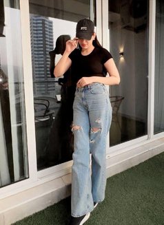 Anushka - puta in Dubai Photo 5 of 7