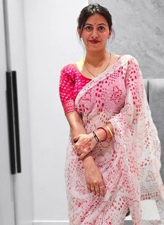 Anushka - escort in Kochi Photo 2 of 3