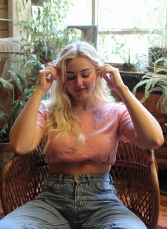 Anvi - escort in Colombo Photo 3 of 6