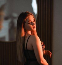 Anya - puta in Dubai Photo 1 of 5