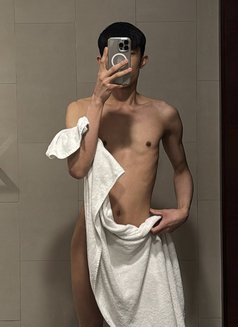 Apo - Male escort in Doha Photo 7 of 7