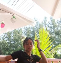 April - Acompañante in Singapore
