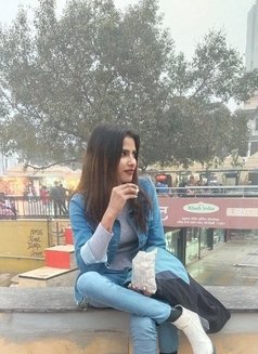 Archana Singh - puta in Gurgaon Photo 2 of 4