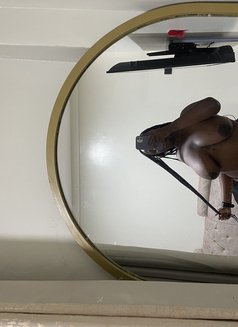 Ari - escort in Nairobi Photo 3 of 4