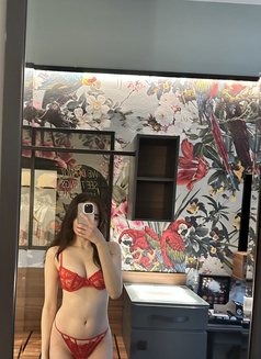Aria L - escort in Singapore Photo 1 of 7
