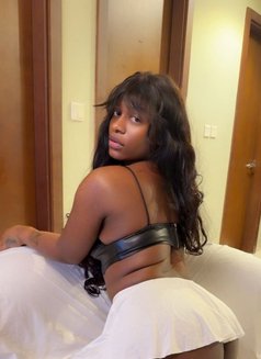 NOIR - puta in Dubai Photo 4 of 9