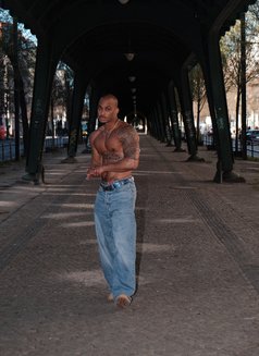 Arian M - Male escort in Dubai Photo 4 of 6