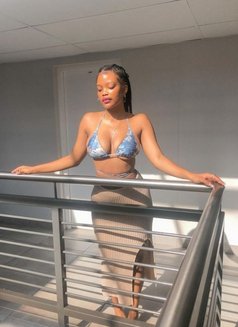 Arian - companion in Pune Photo 1 of 3