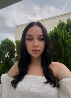 Ariana Baby Face - puta in Dubai Photo 1 of 10