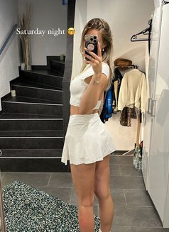 Ariana - puta in Lisbon Photo 1 of 3