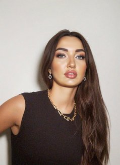Ariana - puta in Abu Dhabi Photo 5 of 5