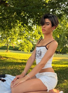 Ariel Pretty Yong - Transsexual escort in London Photo 22 of 25