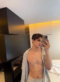 Aris - Male escort in Riyadh Photo 5 of 10
