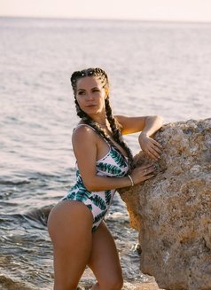 Arlina - puta in Dubai Photo 3 of 9