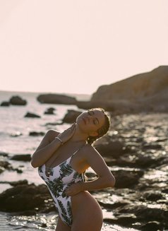 Arlina - puta in Dubai Photo 7 of 9