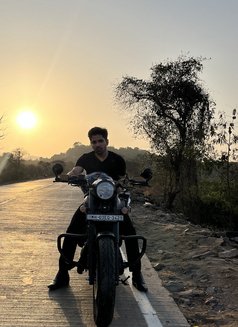 Arush Tripathi - Male companion in Mumbai Photo 2 of 4