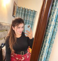Ashima Working Indipendet - puta in New Delhi