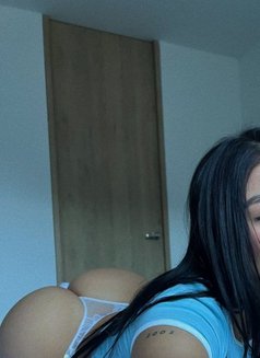 Ashley - escort in Frankfurt Photo 2 of 4