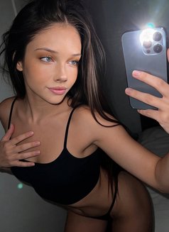 Ashley Harper - puta in Taipei Photo 1 of 7