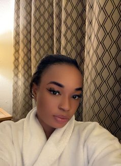 Ashley - escort in Abidjan Photo 3 of 3